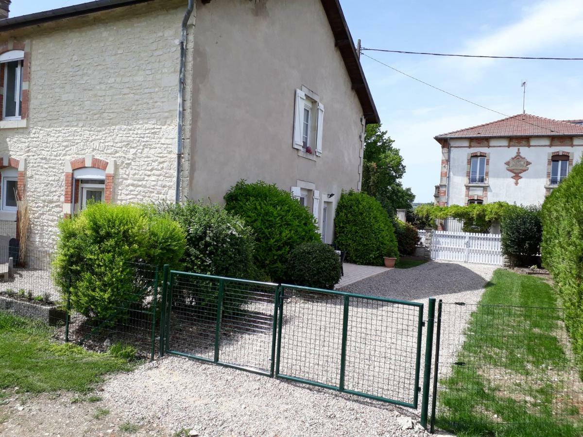 Gite Aux Lauriers Lacroix-sur-Meuse ภายนอก รูปภาพ