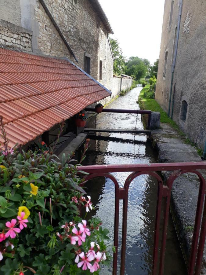 Gite Aux Lauriers Lacroix-sur-Meuse ภายนอก รูปภาพ