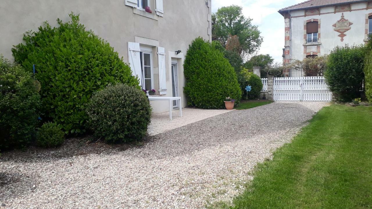 Gite Aux Lauriers Lacroix-sur-Meuse ภายนอก รูปภาพ